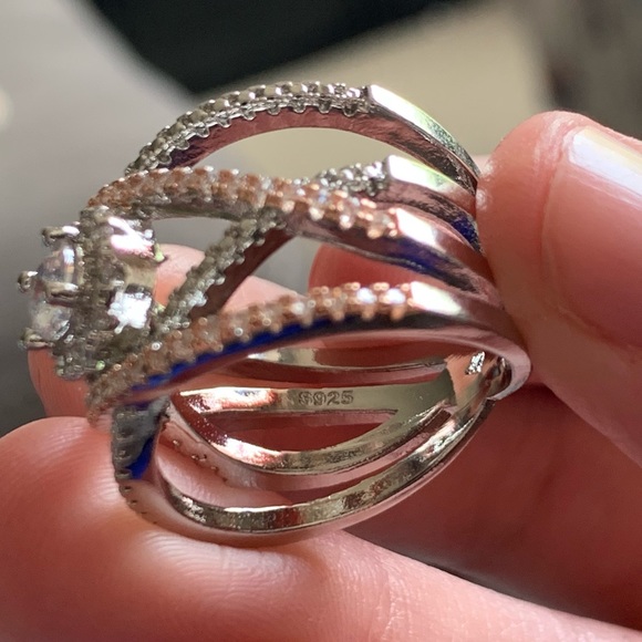 ☀️ Elegant Criss Cross Luxury 925 Silver Ring ☀️ - Picture 5 of 9